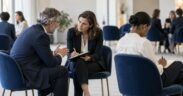 Troika Consulting, l'entraide entre pairs se fait dos tourné